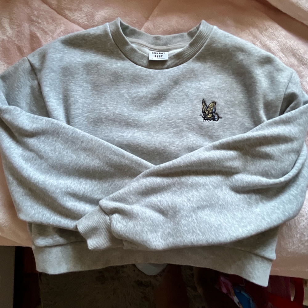 SUNDAY BEST sweatshirt with embroidered butterfly 🦋 
Super soft on the inside!